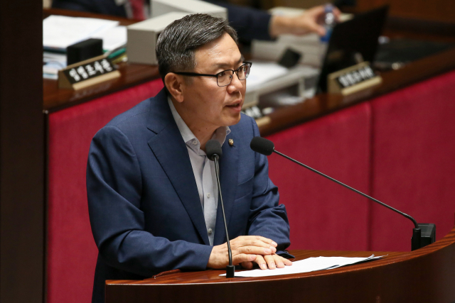 정태옥 자유한국당 국회의원이 26일 오후 열린 국회 예산결산특별위원회 전체회의에서 조국 후보자 딸의 입시부정 의혹을 제기하고 있다. 사진제공 정태옥 의원실