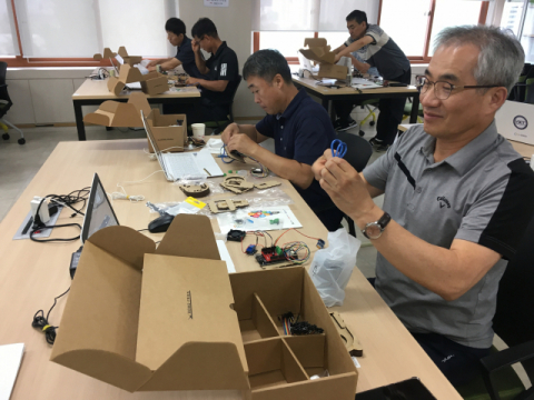 지난 7월 11일 대구시 IoT아카데미에서 마련한 시민참여교육 중 중견리더과정 참석자들이 사물인터넷을 이용한 미세먼지 측정키트 제작 실습을 하고 있다. IoT 아카데미 제공.