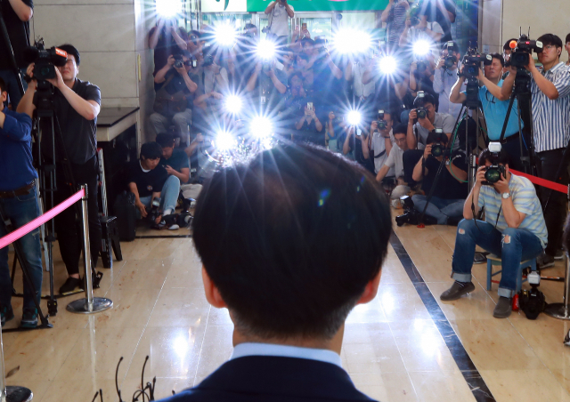 조국 법무부 장관 후보자가 26일 오전 서울 종로구 적선현대빌딩에 꾸려진 인사청문회 준비단으로 출근하며 취재진의 질문에 답하고 있다. 연합뉴스