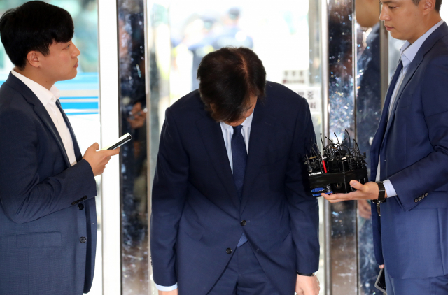 조국 법무부 장관 후보자가 26일 오전 서울 종로구 적선현대빌딩에 꾸려진 인사청문회 준비단으로 출근하며 고개를 숙이고 있다. 연합뉴스