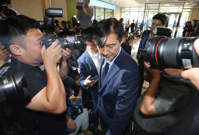 조국 법무부 장관 후보자가 26일 오전 서울 종로구 적선현대빌딩에 꾸려진 인사청문회 준비단으로 출근하고 있다. 연합뉴스