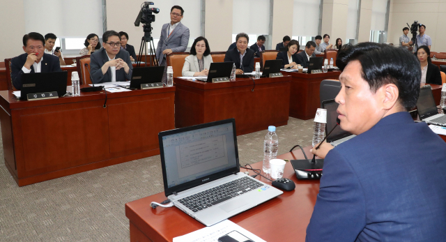 26일 오전 열린 국회 교육위원회 전체회의에서 자유한국당 소속 의원들과 더불어민주당 간사인 조승래 의원(오른쪽) 등이 조국 법무부 장관 후보자를 둘러싼 의혹에 대한 현안 질의를 놓고 설전하고 있다. 연합뉴스