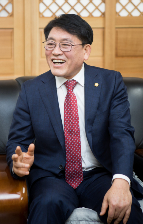 구교강 성주군의회 의장이 예산확보를 위해 기획재정부를 방문했을 당시 이야기를 들려주며 환하게 웃고 있다. 성주군의회 제공