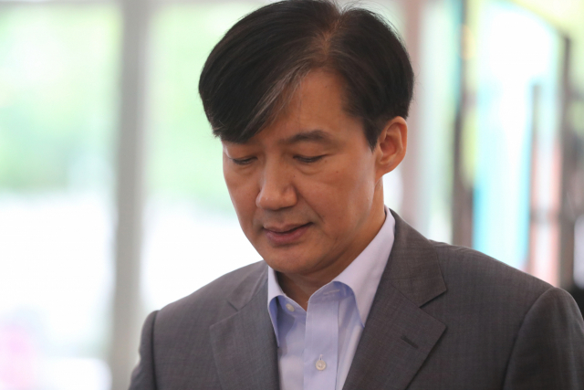 조국 법무부 장관 후보자가 27일 오후 인사청문회 준비 사무실이 마련된 서울 종로구 한 건물에서 입장을 발표하기 전 준비해 온 수첩을 보고 있다. 연합뉴스