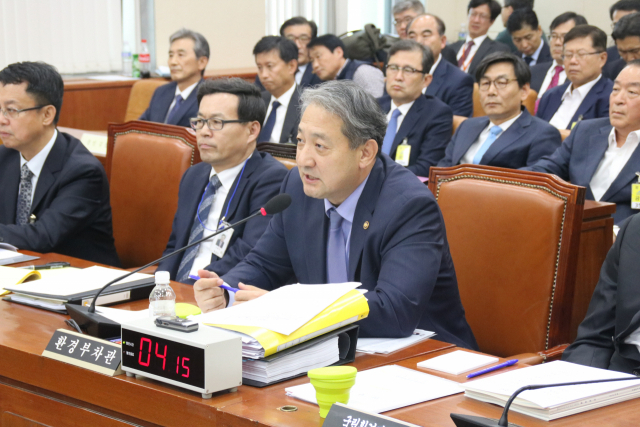 박천규 환경부 차관이 지난해 10월 25일 국회에서 열린 환경노동위원회의 환경부 국정감사에서 물산업클러스터 위탁 운영기관 선정과 관련 환경부의 밀어주기 의혹에 대해 답변하고 있다. 강효상 의원실 제공