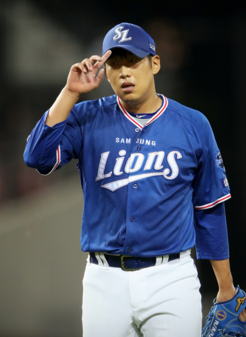 27일 광주 KIA챔피언스필드에서 열린 2019 KBO리그 삼성 라이온즈와 KIA 타이거즈의 경기에서 삼성 선발투수 윤성환이 6회말을 마친 뒤 마운드에서 더그아웃으로 향하고 있다. 삼성 라이온즈 제공