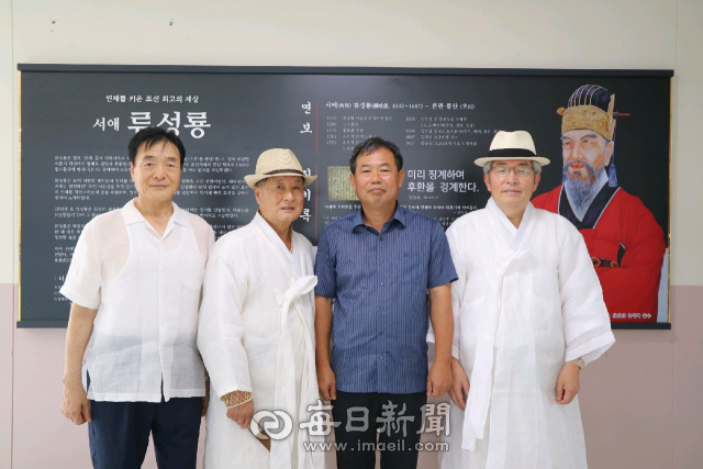 류동춘 전 안동교육장(왼쪽부터), 류정하 어르신, 신우현 교장, 류창해 충효당 종손이 경북 안동 풍천중학교 도서관에서 서애 류성룡 선생 도서 코너에 대한 도서 기증식을 맺고 기념촬영을 하고 있다. 김영진 기자