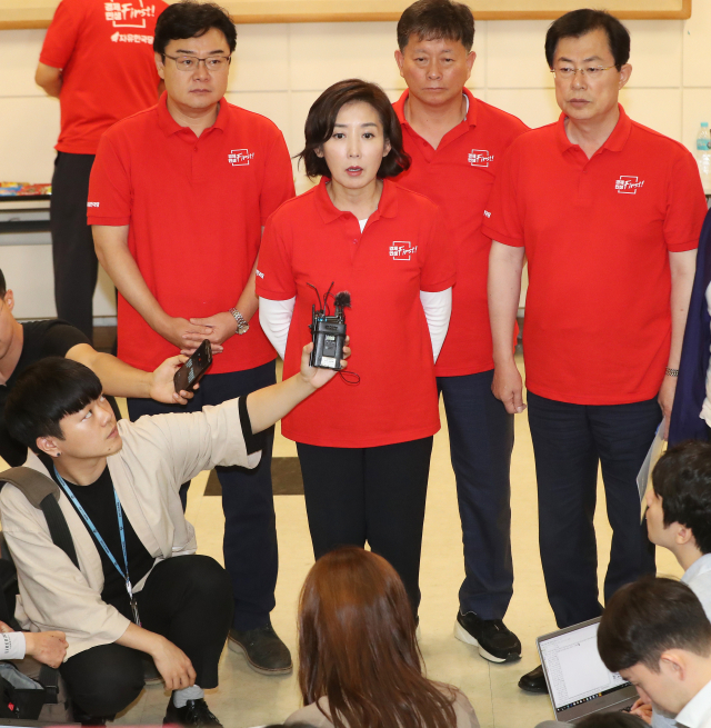 자유한국당 나경원 원내대표가 28일 오전 경기도 용인시 처인구 중소기업인력개발원에서 열린 2019 자유한국당 국회의원 연찬회에서 긴급 의원총회 결과를 설명하고 있다. 연합뉴스