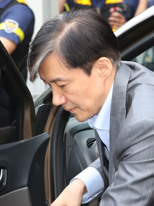 조국 법무부 장관 후보자가 28일 오전 서울 종로구 적선현대빌딩에 마련된 인사청문회 준비 사무실로 출근하고 있다. 연합뉴스