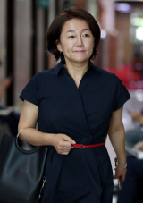더불어민주당 이재정 의원이 28일 여의도 국회에서 열린 조국 법무부 장관 후보자 관련 대책 마련 위한 비공개 최고위원 간담회에 참석하기 위해 회의실로 향하고 있다. 연합뉴스