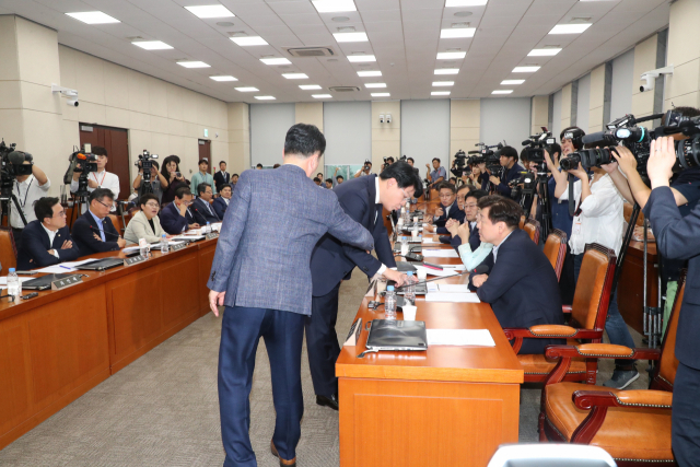 29일 오전 준연동형 비례대표제 도입을 골자로 공직선거법 개정안을 심의하는 국회 정치개혁특별위원회 전체회의에서 이견을 좁히지 못한 여야 의원들이 서로의 입장을 주장하고 있다. 연합뉴스