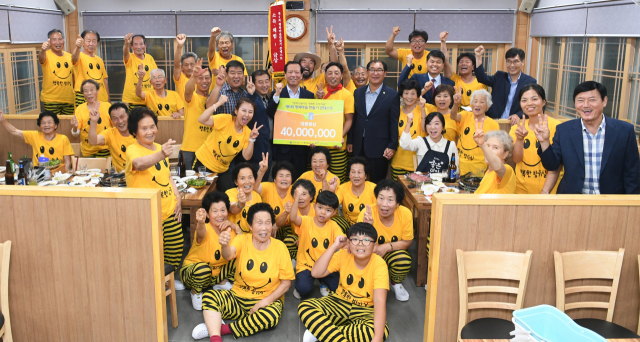 경남 거창군 북상면 빙기실 마을 주민과 구인모 거창군수 등이 행복마을 만들기 콘테스트에서 대통령상을 수상하고 기념 촬영을 하고 있다. 거창군 제공