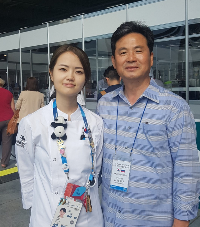 제45회 국제기능올림픽대회 제과 직종에서 금메달을 따낸 한지윤 씨(왼쪽)와 모교인 대구 상서고 최우환 교장. 상서고 제공