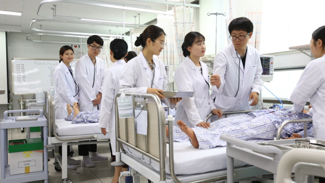 경남도립 거창대학 국제협력원 전경. 경남도립 거창대학 간호학과 학생들이 현장실습을 하고 있다.