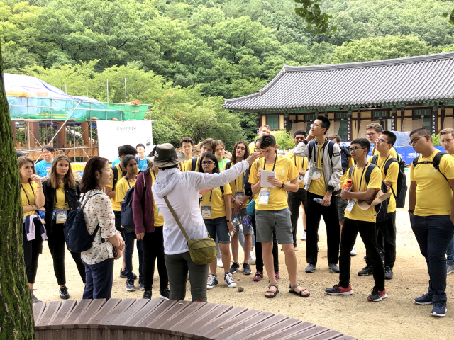28일 제13회 대구 국제지구과학올림피아드 참가자 280명이 청송을 방문했다. 이들은 청송 유네스코 세계지질공원의 명소 중 하나인 주왕산을 방문해 지질해설사들로부터 설명을 들었다. 청송군 제공