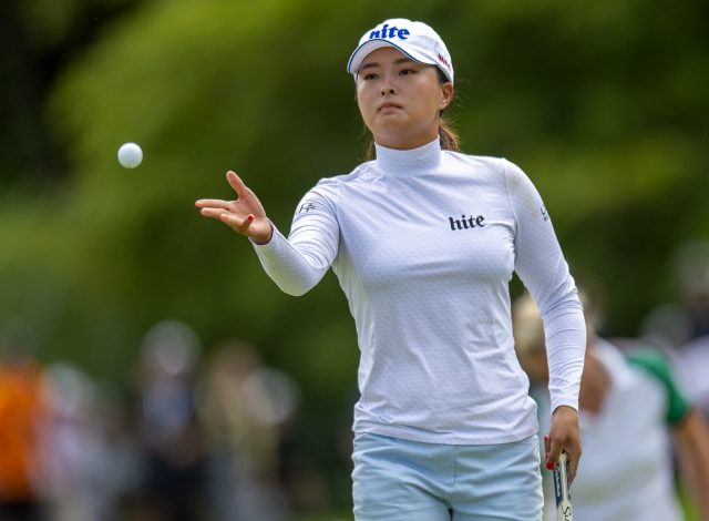 고진영이 26일 캐나다 온타리오주 오로라의 마그나 골프클럽에서 열린 미국여자프로골프(LPGA) 투어 캐나다 퍼시픽(CP) 여자오픈 3라운드 1번 홀에서 자신의 캐디에게 공을 던져주고 있다. 연합뉴스