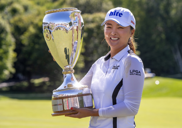 고진영이 26일 캐나다 온타리오주 오로라 마그나 골프클럽에서 막을 내린 미국여자프로골프(LPGA) 투어 캐나다 퍼시픽(CP) 여자오픈에서 우승한 뒤 트로피를 들고 미소짓고 있다. 고진영은 최종합계 26언더파 262타를 기록해 시즌 4승, 통산 6승을 달성했다. 연합뉴스