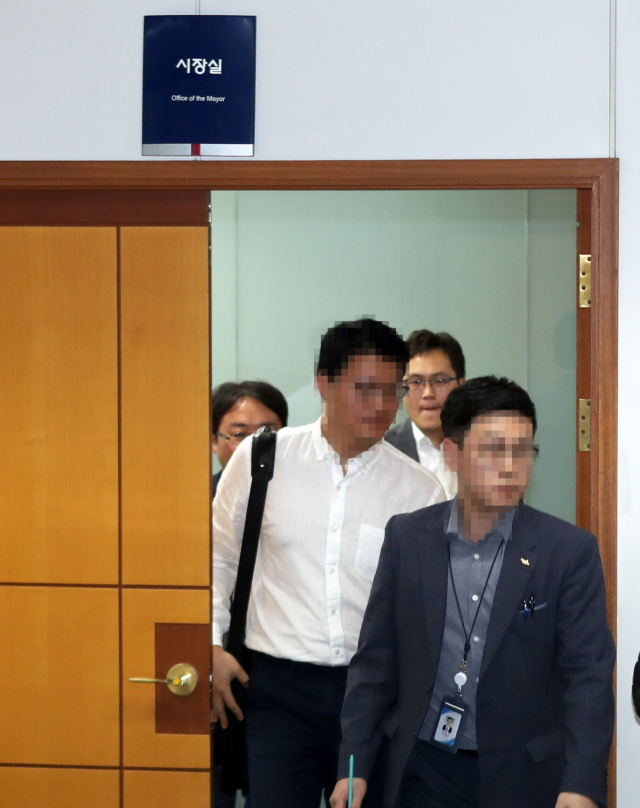 29일 부산시청에서 검찰 수사관이 노환중 부산의료원장 임명과 관련해 오거돈 부산시장 집무실에 대한 압수수색을 마치고 사무실을 나서고 있다. 연합뉴스