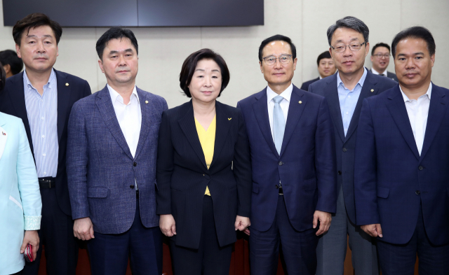 더불어민주당 소속 김종민 간사(왼쪽 두번째부터), 정의당 심상정 대표, 더불어민주당 소속 홍영표 위원장 등 의원들이 29일 오전 국회에서 열린 정치개혁특별위원회 전체회의를 마치고 기념촬영을 하고 있다. 연합뉴스