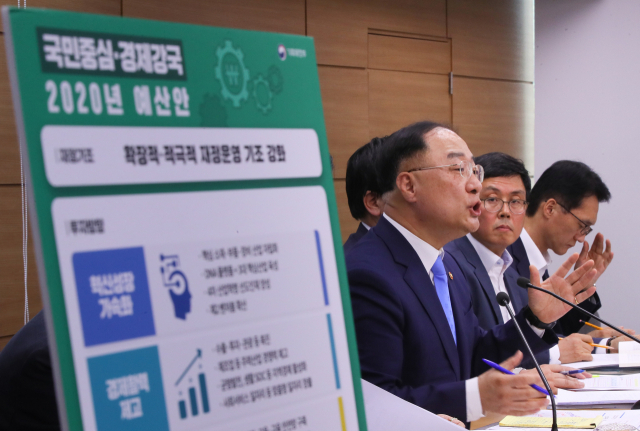 홍남기 경제부총리가 27일 세종시 정부세종청사 기획재정부에서 확장적·적극적 재정운영 기조를 강화한 513조 5천억 규모의 2020년도 예산안에 대해 설명하고 있다. 연합뉴스