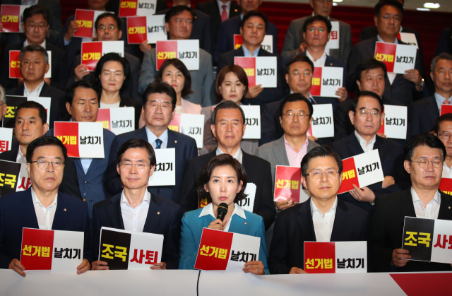 나경원 자유한국당 원내대표가 29일 여의도 국회 로텐더홀에서 열린 긴급의원총회에서 발언하고 있다. 연합뉴스