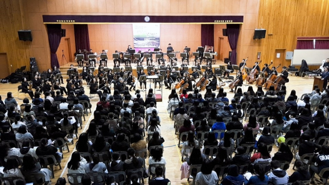 지난 4월 29일 안강여고 강당에서 펼쳐진 경북도립교향악단 초청공연 모습. 안강여고 제공