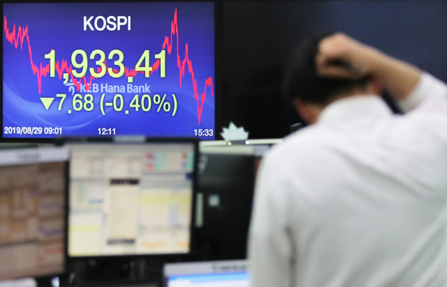29일 코스피는 전 거래일보다 7.68포인트(0.40%) 내린 1,933.41, 코스닥지수는 전장보다 3.33포인트(0.55%) 내린 599.57로 마감했다. 사진은 이날 서울 중구 KEB하나은행 본점 딜링룸. 연합뉴스
