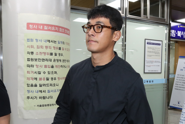 호주에서 필로폰과 코카인을 투약한 혐의로 재판에 넘겨진 배우 정석원이 30일 오전 서울 서초구 서울고법에서 열린 항소심에서 징역 10개월에 집행유예 2년을 선고받은 뒤 법정을 나서고 있다. 연합뉴스