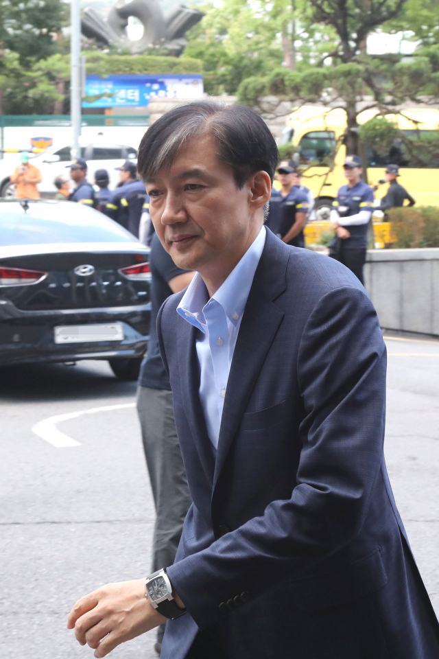 조국 법무부 장관 후보자가 30일 오전 서울 종로구 적선빌딩에 마련된 인사청문회 사무실로 출근하고 있다. 연합뉴스