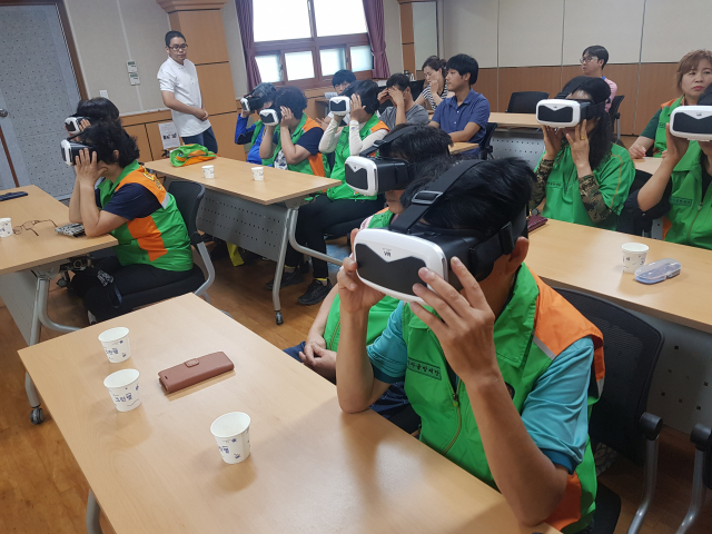 지난 26일 경북 문경에서 가상현실(VR) 장비를 이용한 지진 대처 행동 교육이 진행되고 있다. 경북도 제공