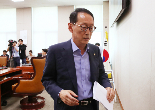 30일 국회에서 열린 법제사법위원회 전체회의에서 자유한국당 의원들이 불참, 김도읍 의원이 산회를 선포한 뒤 퇴장하고 있다. 연합뉴스
