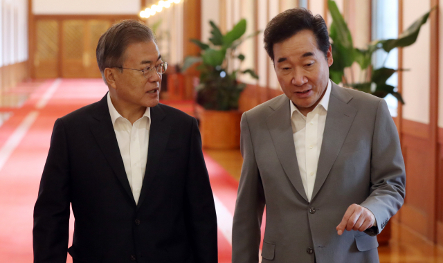 문재인 대통령과 이낙연 국무총리가 29일 청와대에서 국무회의 참석을 위해 이동하고 있다. 연합뉴스