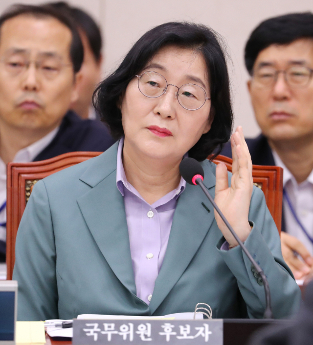 이정옥 여성가족부 장관 후보자가 30일 오전 국회에서 열린 인사청문회에서 의원질의를 경청하고 있다. 연합뉴스