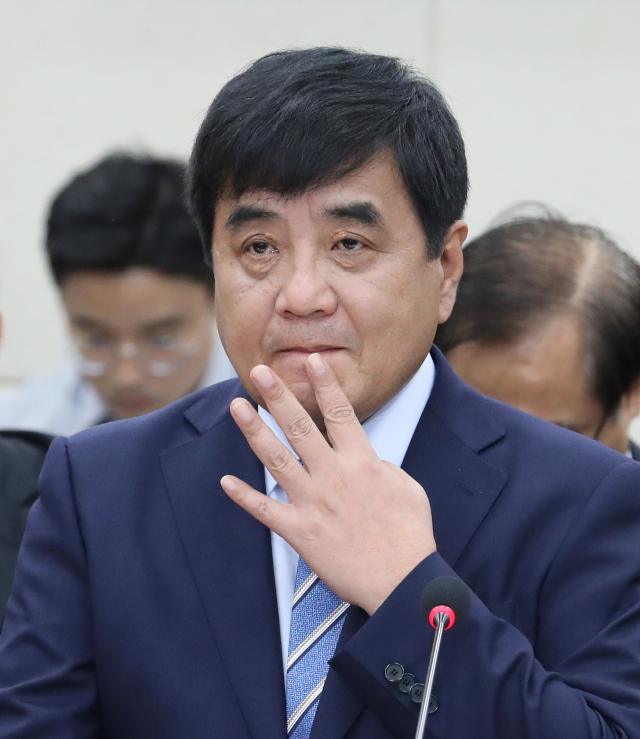 한상혁 방송통신위원장 후보자가 30일 오전 국회에서 열린 인사청문회에서 생각에 잠겨있다. 연합뉴스