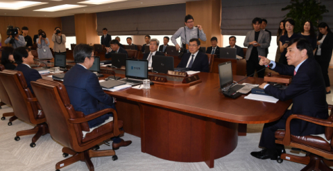 이주열 한국은행 총재가 30일 오전 서울 중구 한국은행에서 열린 금융통화위원회 본회의를 주재하고 있다. 연합뉴스