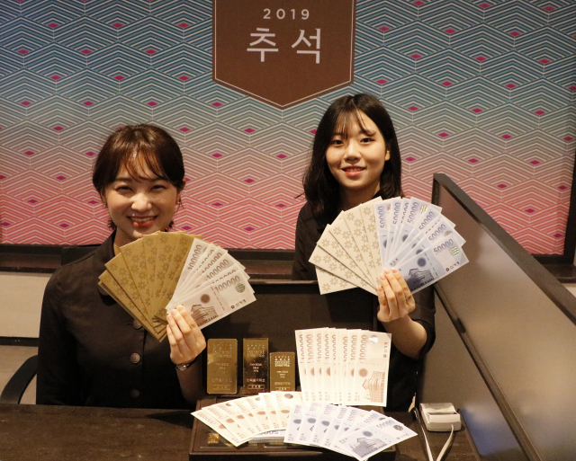 대구신세계는 오는 11일까지 추석맞이 신세계상품권 구매행사를 진행한다. 1천만원~3천만원 미만, 3천만원~1억원 미만, 1억원 이상 등 구매액에 따라 각 2%, 2.5%, 3%씩 상품권을 추가증정한다. 대구신세계 제공