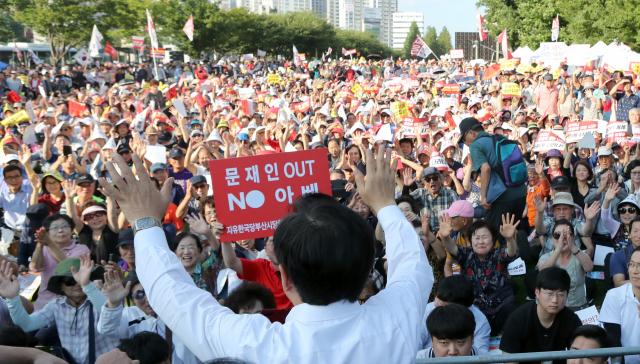 30일 부산 부산진구 송상현광장에서 자유한국당이 마련한 문재인 정권 규탄 집회에서 황교안 대표가 참석자들을 향해 손을 들어 인사하고 있다. 연합뉴스