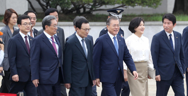 동남아 3개국 순방길에 오르는 문재인 대통령과 김정숙 여사가 1일 오후 서울공항에서 더불어민주당 이해찬 대표, 노영민 비서실장 등 환송인사들과 이동하고 있다. 태국은 공식방문, 미얀마·라오스는 국빈방문이다. 한국 대통령의 라오스 국빈방문은 처음이다. 연합뉴스