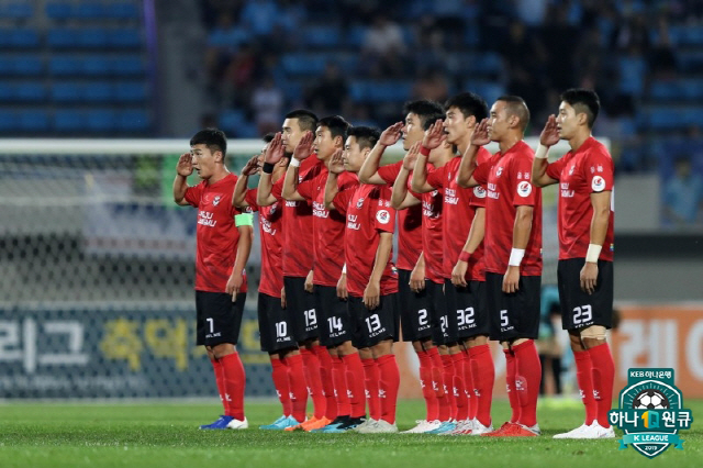 충성!, 17일 전역을 앞둔 상주상무프로축구단이 9기 선수단이 1일 대구와의 경기에 앞서 경례를 하고 있다. 프로축구연맹제공.