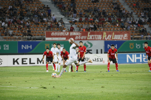 1일 상주시민운동장에서 열린 대구FC와 상주 상무와 경기에서 1-1로 비겼다. 대구의 에드가가 페널티킥을 차고 있다. 대구FC 제공.