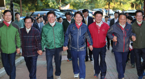 지난해 10월 2일 권영진 대구시장과 이철우 경상북도지사가 교환 근무에 나서면서 팔공산 둘레길에서 최대진 경북도 환경산림자원국장(왼쪽부터), 백선기 칠곡군수, 이 도지사, 권 시장, 배기철 동구청장, 김영만 군위군수, 최기문 영천시장과 함께 손을 잡고 대구경북의 상생협력을 다짐하며 둘레길 산책을 하고 있다. 매일신문DB