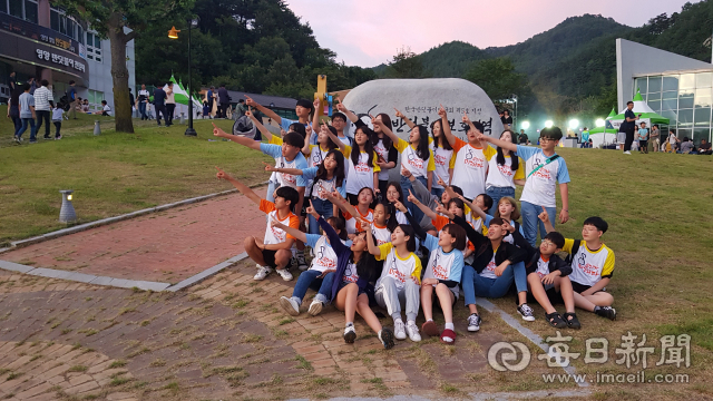 영양군 드림캠프-꿈꾸는 음악학교 학생들이 지난달 31일 별빛 반딧불이축제에서 버스킹 공연을 펴고 있다. 영양군 제공