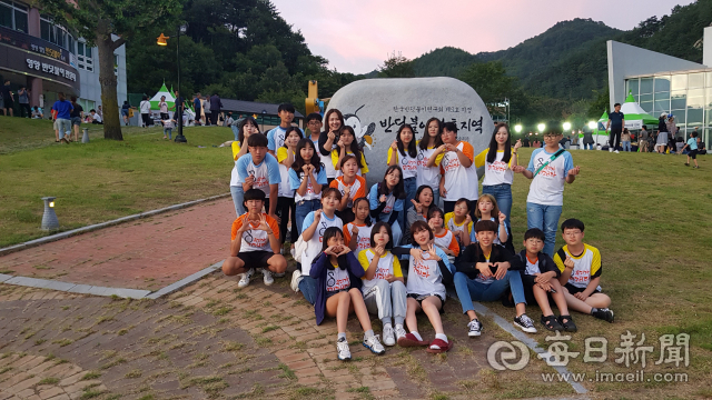 영양군 드림캠프-꿈꾸는 음악학교 학생들이 지난달 31일 별빛 반딧불이축제에서 버스킹 공연을 펴고 있다. 영양군 제공