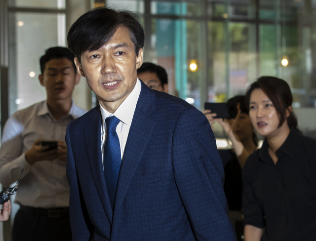 조국 법무부 장관 후보자가 2일 인사청문회 준비사무실이 마련된 서울 종로구 적선현대빌딩에서 기자회견 후 로비를 떠나고 있다. 연합뉴스