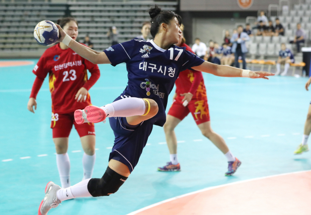 2일 서울 송파구 올림픽공원 핸드볼경기장에서 열린 2019전국체육대회 핸드볼 여자일반부 결승전 인천시청과 컬러풀대구의 경기에서 컬러풀 대구 윤지민이 슛하고 있다. 연합뉴스