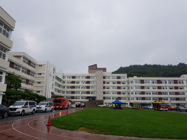 사고가 발생한 경상여고 전경. 이통원 기자.