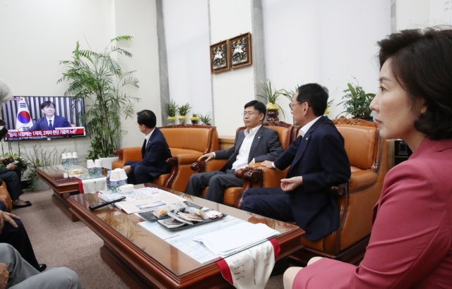 자유한국당 나경원 원내대표와 법사위원들이 2일 오후 국회 원내대표실에서 조국 법 무부 장관 후보자 기자회견을 시청하고 있다. 연합뉴스