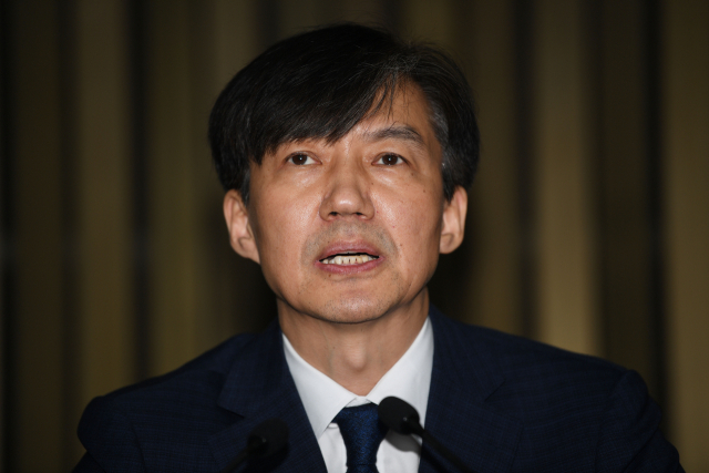 조국 법무부 장관 후보자가 2일 오후 국회에서 열린 기자간담회에서 취재진의 질문에 답변하고 있다. 연합뉴스