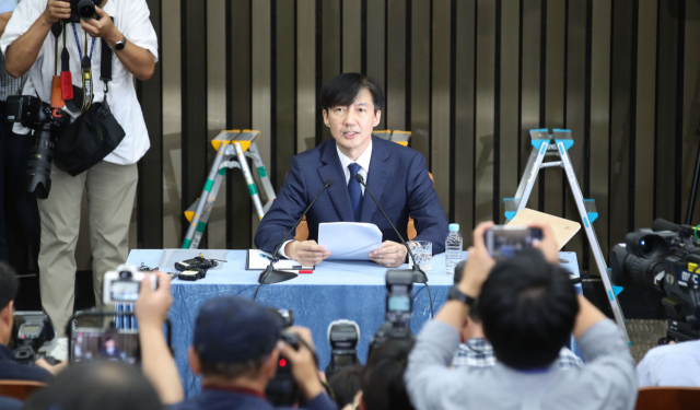 조국 법무부 장관 후보자가 2일 오후 국회에서 열린 기자간담회에 참석해 모두발언하고 있다. 연합뉴스