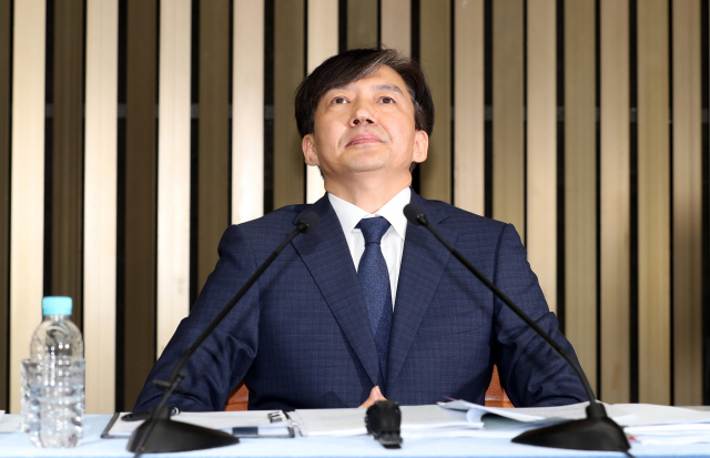 조국 법무부 장관 후보자가 2일 오후 국회에서 열린 기자간담회에서 딸의 의혹에 대한 해명을 마친 뒤 허공을 응시하고 있다. 연합뉴스
